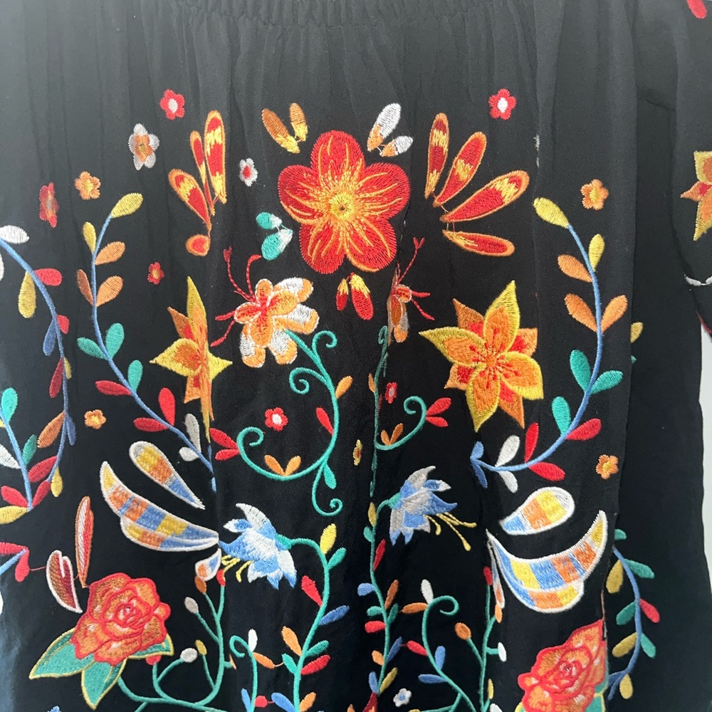 Savanna Jane Black Top with Vibrant Floral Embroidery on or off shoulder Size S - Picture 3 of 5